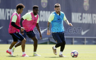 Neymar kết hợp với Umtiti tìm cách khống chế Messi