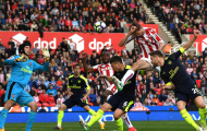 Cao 2m, Peter Crouch vẫn dùng tay để ghi bàn