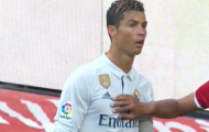 CR7 bị đối phương 'xé áo' ngay trên sân