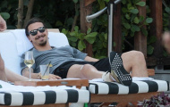 Ibrahimovic thư giãn ở bể bơi, đếm ngày trở lại