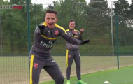 Sanchez và Ozil 'tám' bất chấp trên sân tập của Arsenal