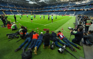Dàn paparazi nằm rạp trước độ hot của Ajax