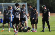 Hazard bị 'troll' sấp mặt trên sân tập