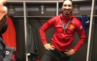 Ibrahimovic ngạo nghễ đạp chân lên cúp Europa League