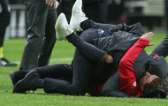 Man Utd vô địch, Mourinho ôm con khóc như mưa tại Stockholm