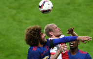 Marouane Fellaini một mình 'cân' hàng tiền vệ Ajax