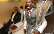 Mourinho trìu mến nhìn Pogba khoe cúp trên đường trở lại Anh