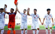 U20 Việt Nam nắm tay nhau cám ơn người hâm mộ sau trận đấu với U20 Pháp