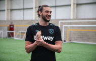 Carroll cười tít mắt trong ngày West Ham trình làng áo đấu mới