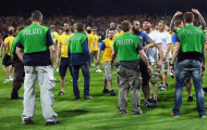 Phẫn nộ khi không thể lên hạng, CĐV Braunschweig kéo nhau lao xuống sân đòi ăn thua đủ với Wolfsburg