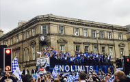Chuyến diễu hành 'bay' vào Ngoại hạng Anh của Huddersfield