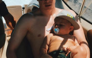 De Bruyne bỏ bóng chăm con; Đại gia đình Rooney du hí Barbados