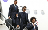 Ronaldo diện vest lịch lãm khi đến Cardiff