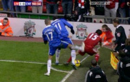 Bosingwa 'xử đẹp' Benayoun vì tội câu giờ