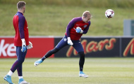 Joe Hart tập làm... 'tiền đạo' trong ngày đầu lên tuyển