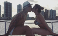 Vợ chồng Firmino lãng mạn 'khóa môi' tại quê nhà
