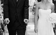 Âm thầm, Neuer chống nạng vào lễ đường cùng bạn gái