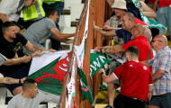 CĐV xứ Wales và Serbia đòi 'ăn thua đủ' bất chấp cảnh sát đứng canh