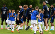Chùm ảnh: Mbappe, Griezmann 'lác mắt' trước kĩ thuật của các tài năng nhí