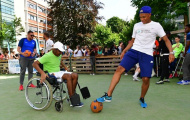 Kylian Mbappe nô đùa với trẻ khuyết tật ở đường phố Paris