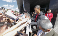 Ronaldo mặt 'đưa đám', ký tặng cho người hâm mộ