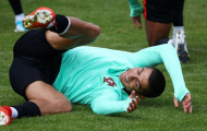 Ronaldo té lăn lộn trong buổi tập của Bồ Đào Nha