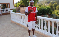 Nghỉ Hè, Alex Iwobi mặc áo Arsenal đi du lịch