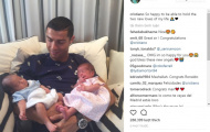 Ronaldo hạnh phúc bên cạnh cặp song sinh vừa chào đời