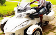 Adebayor khoe những mẫu xe độc nhất vô nhị