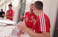 Muller, Ribery phấn khích vì mỏi tay ký tặng NHM