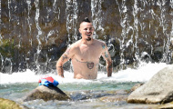 Hamsik cùng đồng đội 'khoe thân' bên dòng thác