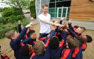 Per Mertesacker ghé thăm học viện Arsenal, sẵn sàng cho vai trò mới
