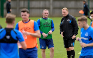 Rooney dính như sam bên Koeman trong buổi tập đầu tại Everton
