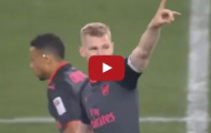 Per Mertesacker móc bóng đẹp mắt, mở tỉ số cho Arsenal trước Sydney
