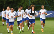 Dàn sao Chelsea tập luyện đủ kiểu chờ ngày đi du đấu