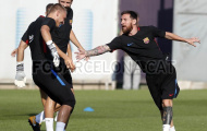 Các ngôi sao Barca chơi 'đuổi bắt' trên sân tập