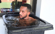 Chuẩn bị đấu Bayern, Walcott tắm trong 'thùng rác'