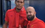 Van Dijk chụp ảnh với fan Liverpool, tiếp bước Salah?