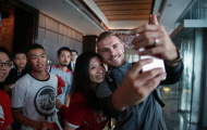 Vừa đặt chân đến Hong Kong, Liverpool đã được fan đón tiếp hùng hậu
