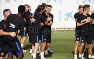 Các cầu thủ Barca 'bắt cặp' tập luyện