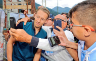 CĐV Lazio đon đả chào đón màn ra mắt của Lucas Leiva