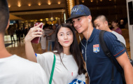 Depay và đồng đội bị hot girl vây kín tại Trung Quốc