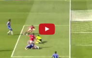 Bàn thắng siêu may mắn của Chicharito vào lưới Chelsea