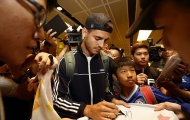 Vừa đặt chân tới Singapore, Morata bị fan cuồng vây kín