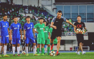 Ronaldo xỏ giày ra sân thị phạm cho các tài năng trẻ của Trung Quốc