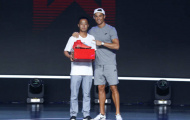 Ronaldo mặc quần đùi lên sân khấu tặng quà cho fan