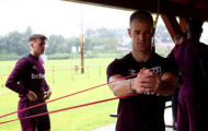 Joe Hart nỗ lực ghi điểm trên sân tập của West Ham