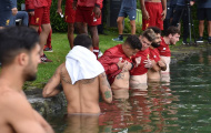 Dàn sao Liverpool bỏ tập, kéo nhau đi tắm ao hồ