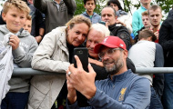 Dàn sao Liverpool thích thú 'selfie' cùng CĐV Đức
