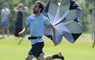 Dàn sao của Lazio mang cả... dù ra để tập chạy